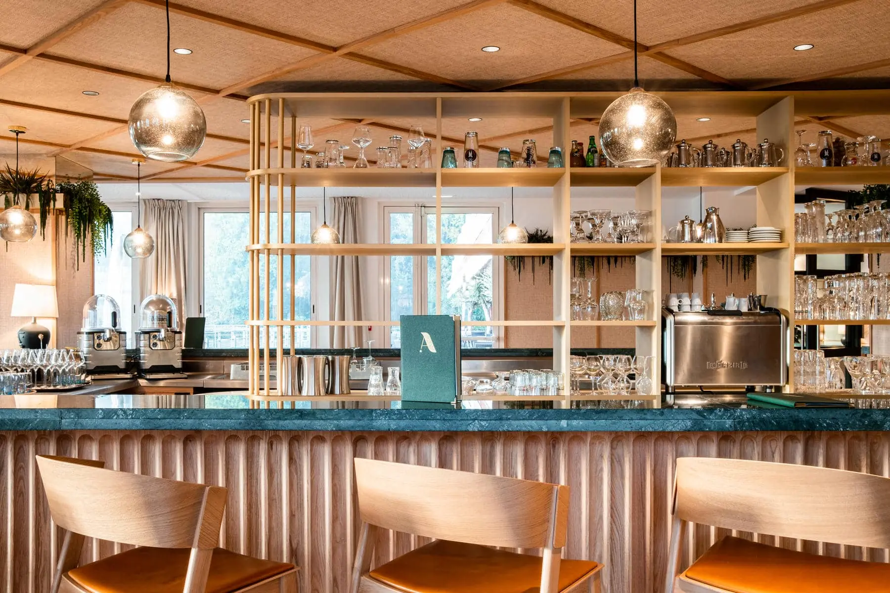 un bar avec un menu sur lequel est inscrit a