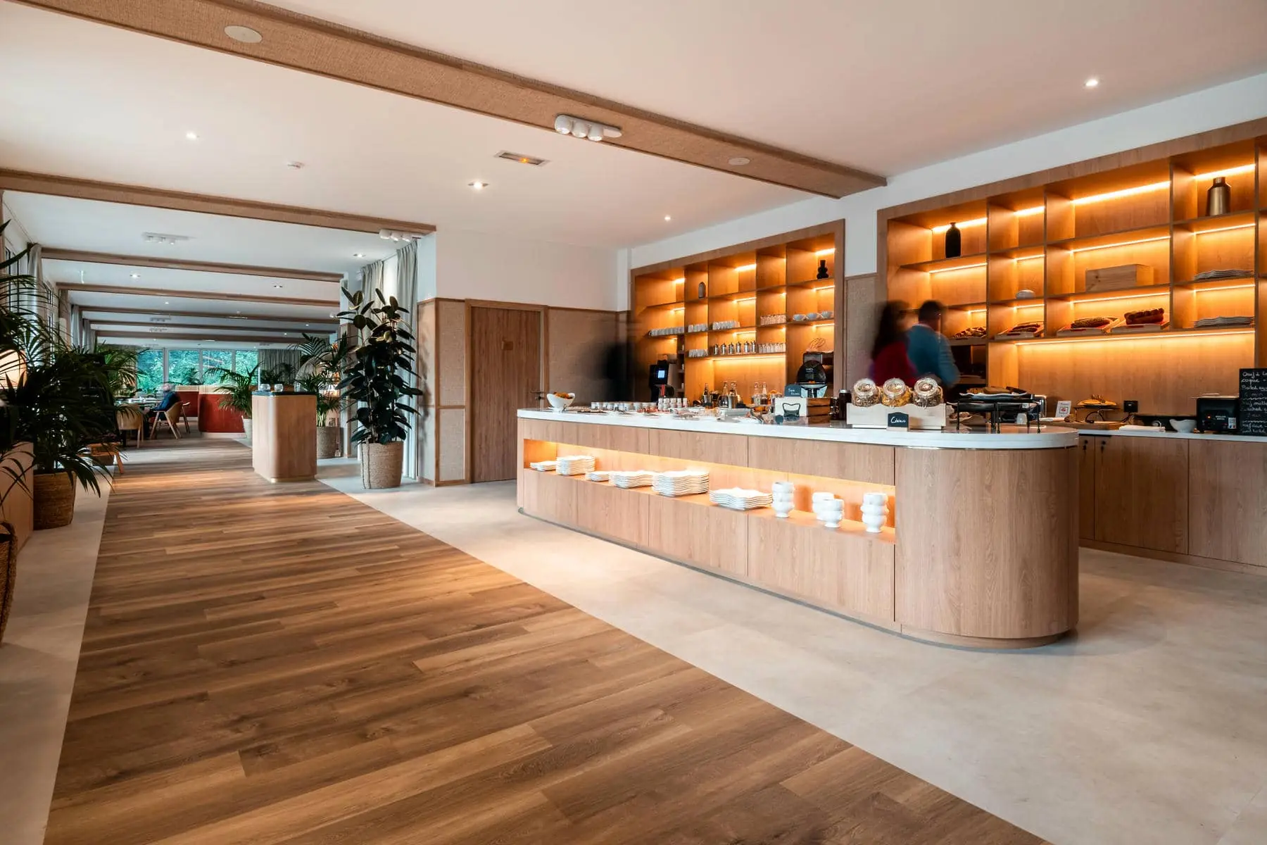 une ligne de buffet dans un restaurant avec un menu sur le mur