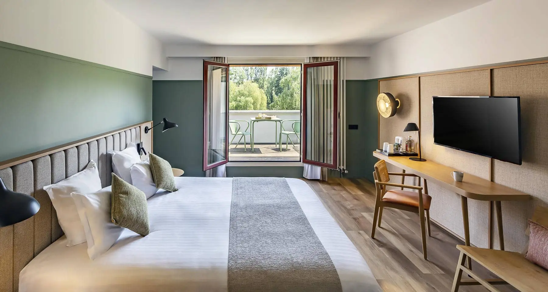 une chambre d'hôtel avec un grand lit et une télévision à écran plat