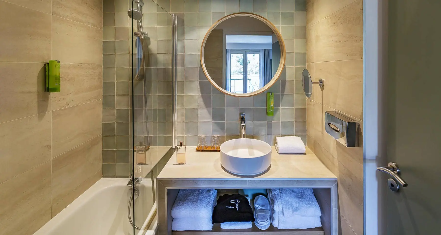 une salle de bain avec un lavabo et un miroir avec la lettre p dessus