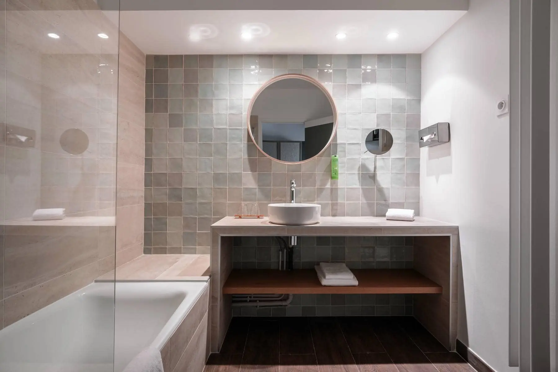 une salle de bain avec un lavabo, un miroir et une baignoire