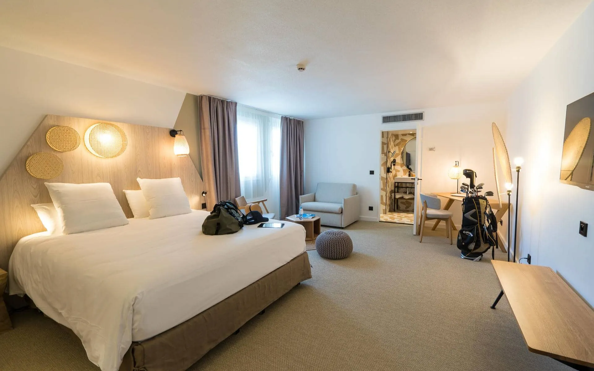 une chambre d'hôtel avec un grand lit et une chaise