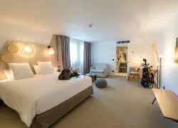 une chambre d'hôtel avec un grand lit et une chaise