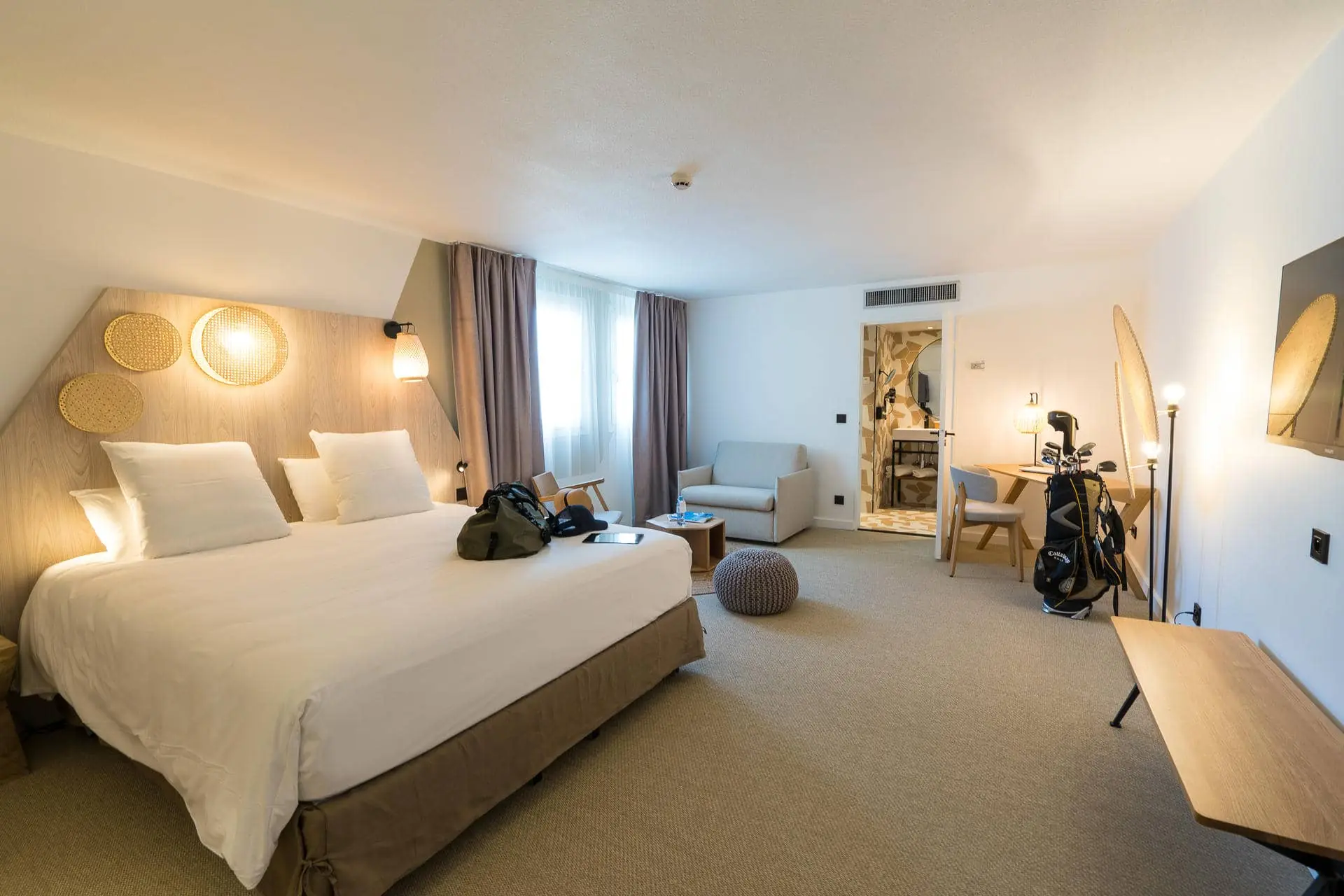 une chambre d'hôtel avec un grand lit et une chaise