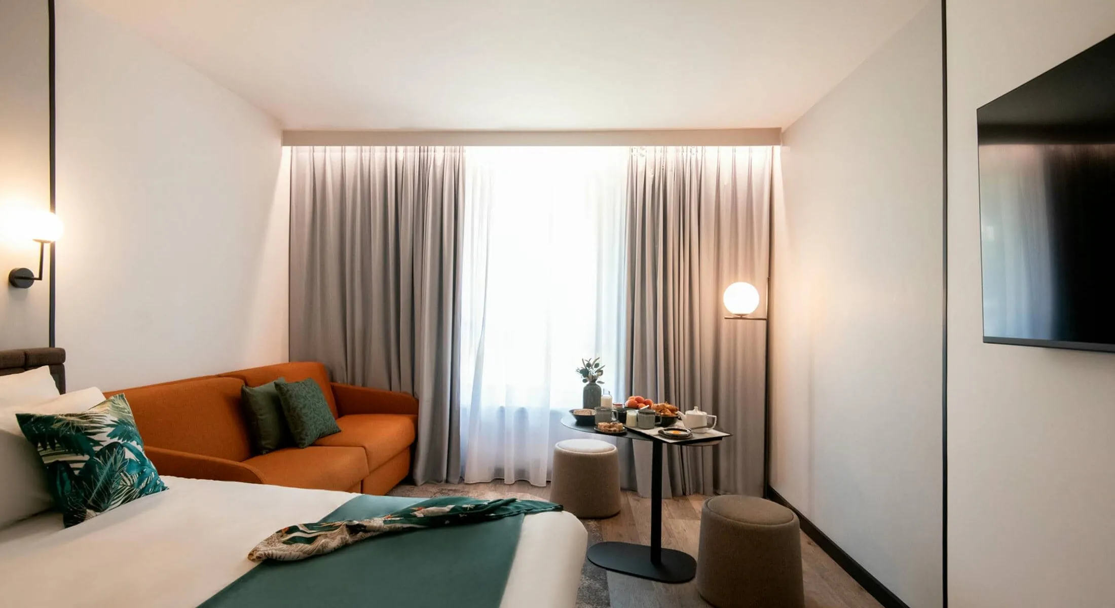 une chambre d'hôtel avec un canapé et une table