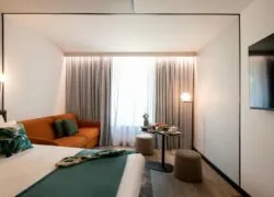 une chambre d'hôtel avec un canapé et une table