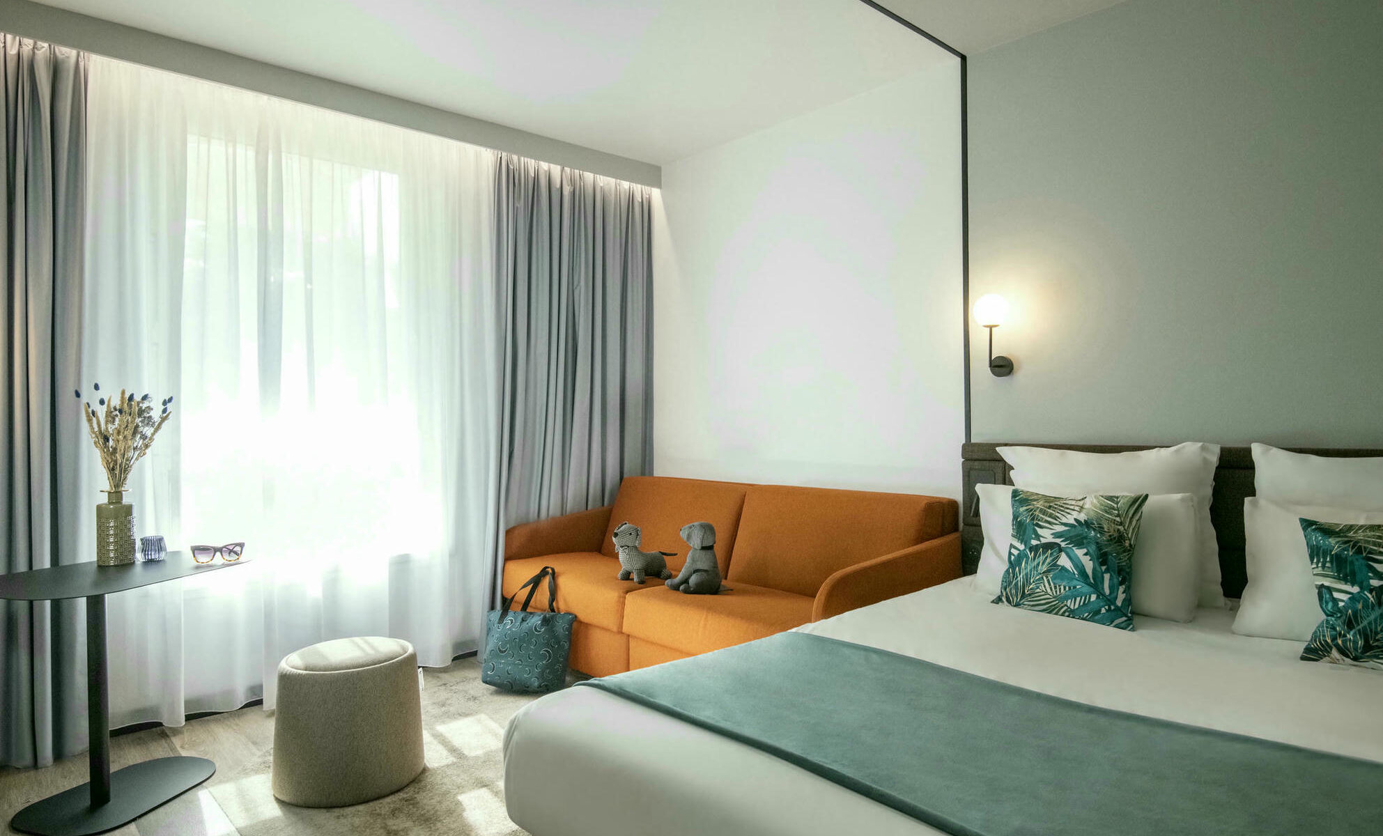 une chambre d'hôtel avec un lit et un canapé