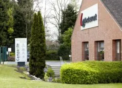 un bâtiment en briques avec un panneau indiquant bienvenue welcome