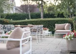 un patio avec des tables, des chaises et un canapé