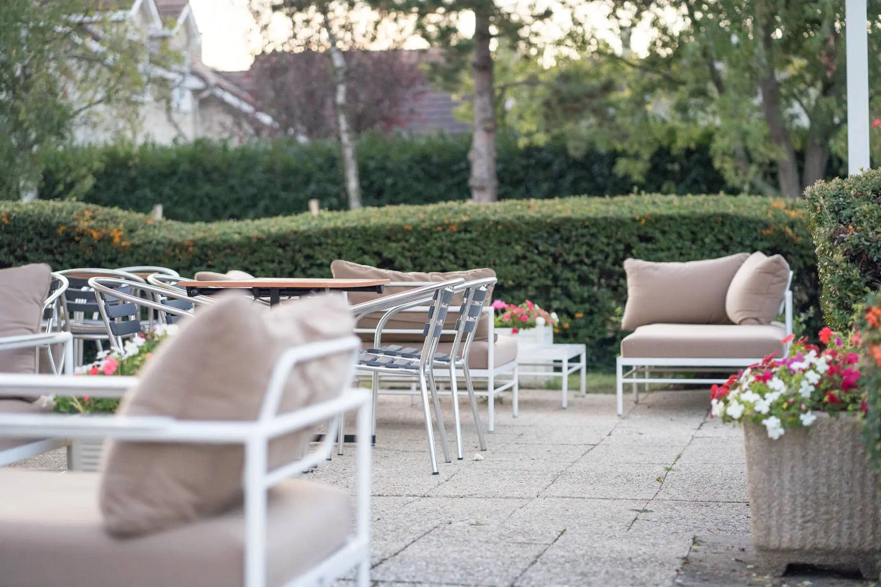 un patio avec des tables, des chaises et un canapé