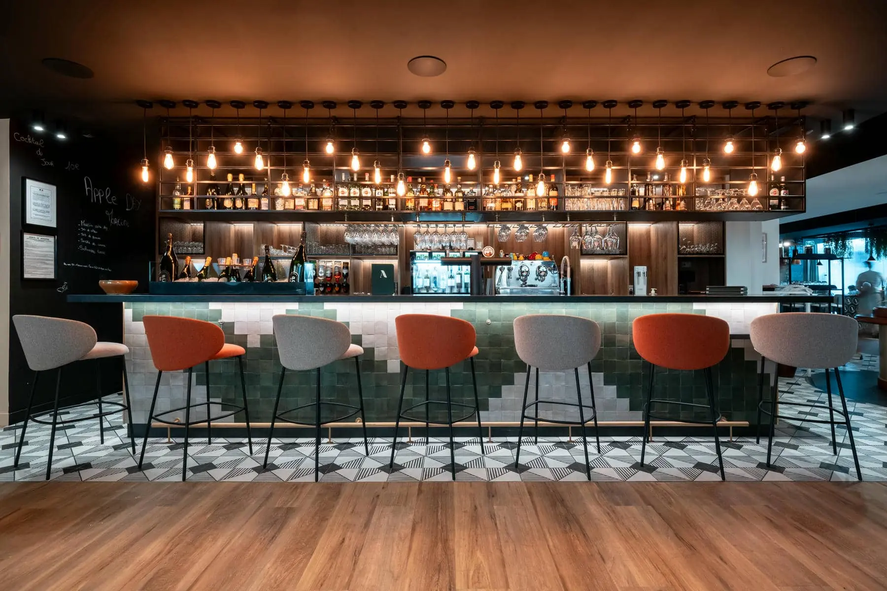 un bar avec un tableau noir sur lequel est écrit " cocktail "