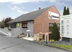 un hôtel avec un panneau qui dit bienvenue welcome