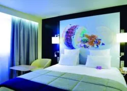 une chambre d'hôtel avec un oreiller violet sur le lit