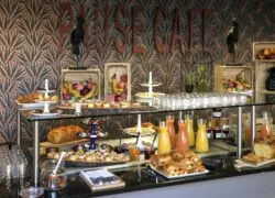 a buffet with a sign that says pause cafe