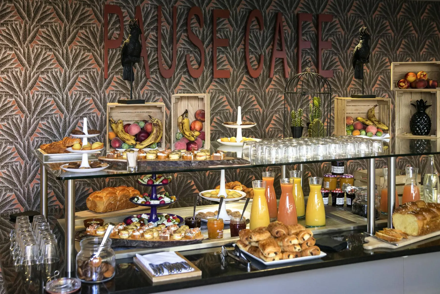 a buffet with a sign that says pause cafe