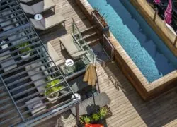 une vue aérienne d'une terrasse et d'une piscine