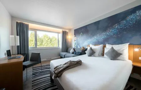 une chambre d'hôtel avec un grand lit et une grande fenêtre