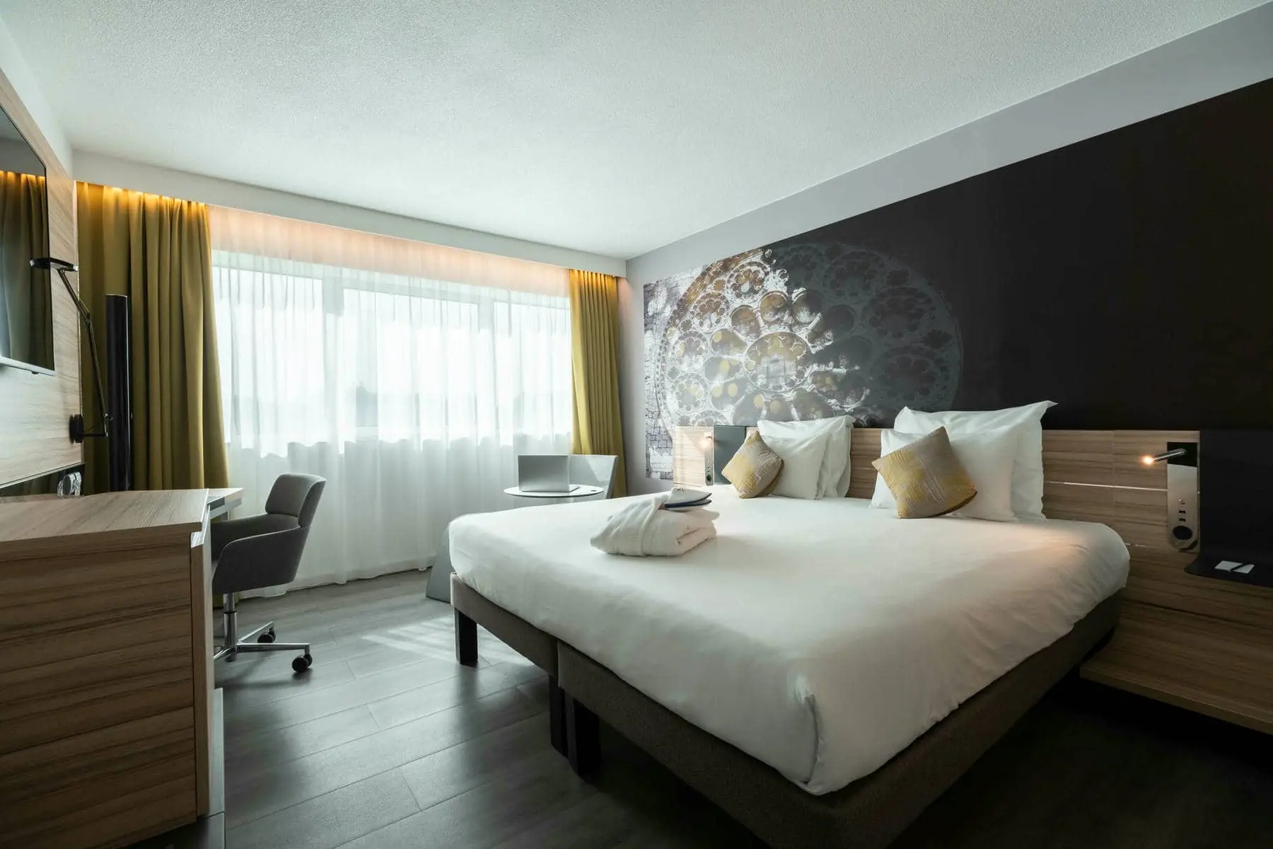 une chambre d'hôtel avec un grand lit et un bureau