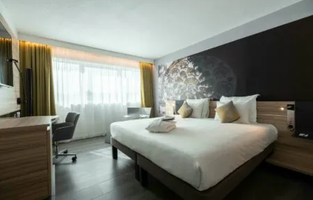 une chambre d'hôtel avec un grand lit et un bureau