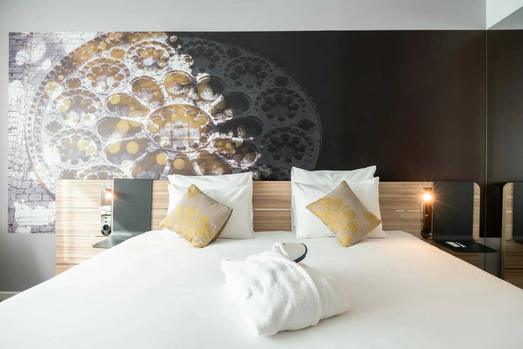 une chambre d'hôtel avec un grand tableau sur le mur au-dessus du lit