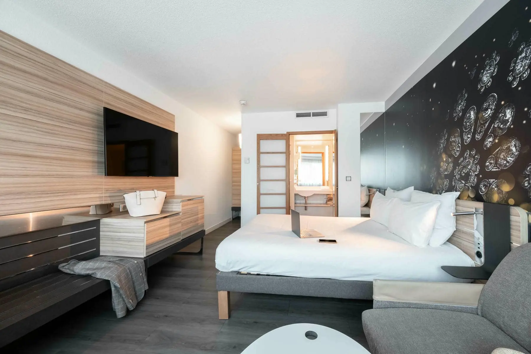 une chambre d'hôtel avec un grand lit et une télévision à écran plat