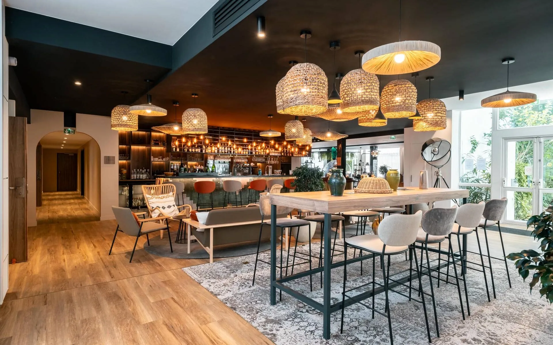 une salle avec une table et des chaises et un bar