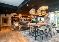 une salle avec une table et des chaises et un bar