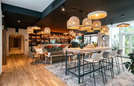 une salle avec une table et des chaises et un bar