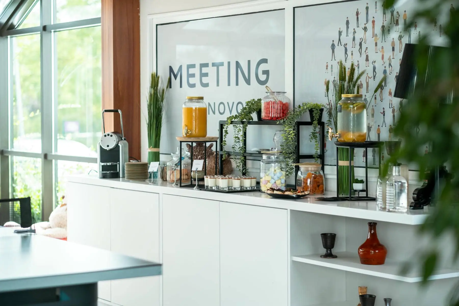 le mot "réunion" qui figure sur un mur