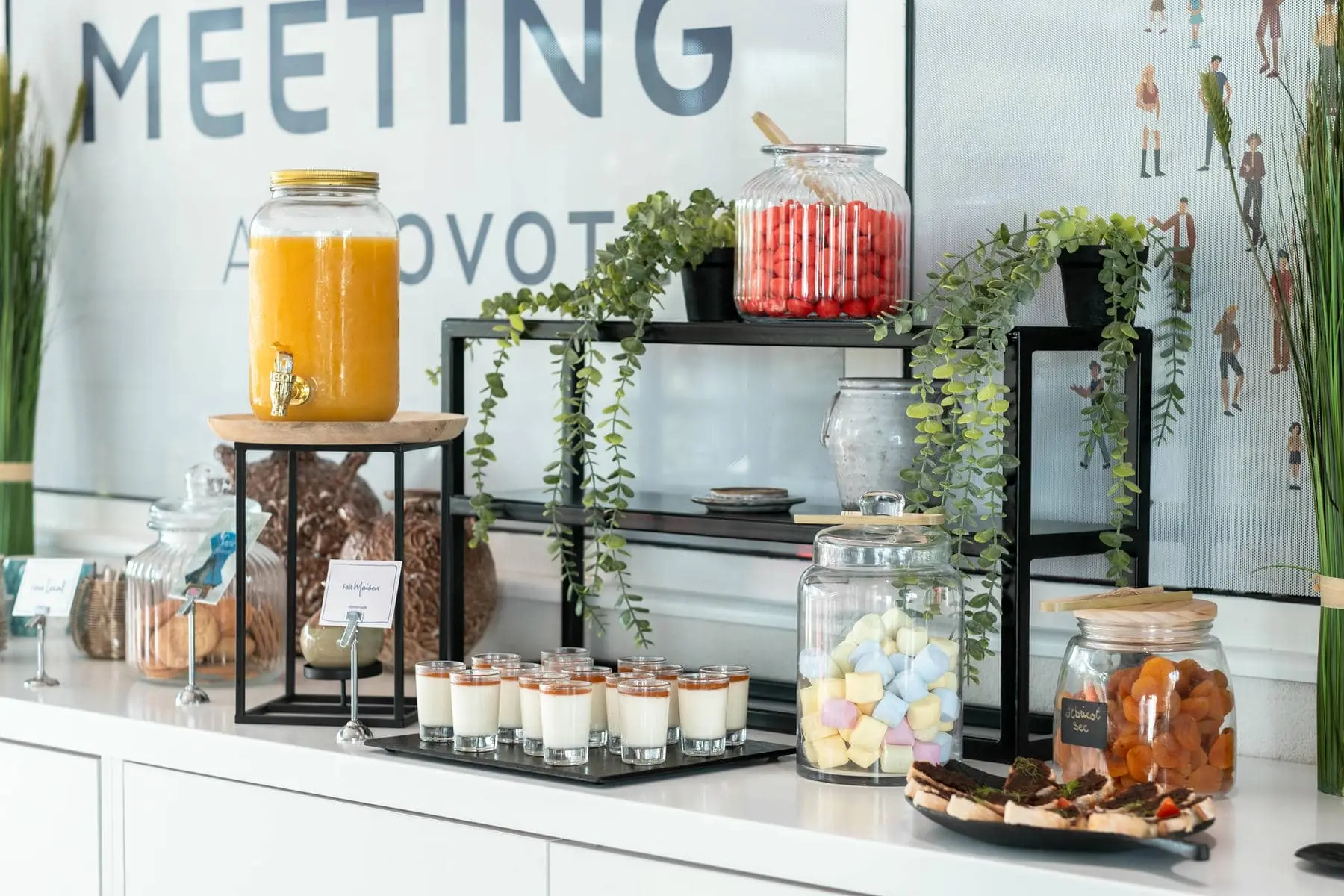 un buffet surmonté d'un panneau indiquant "réunion"