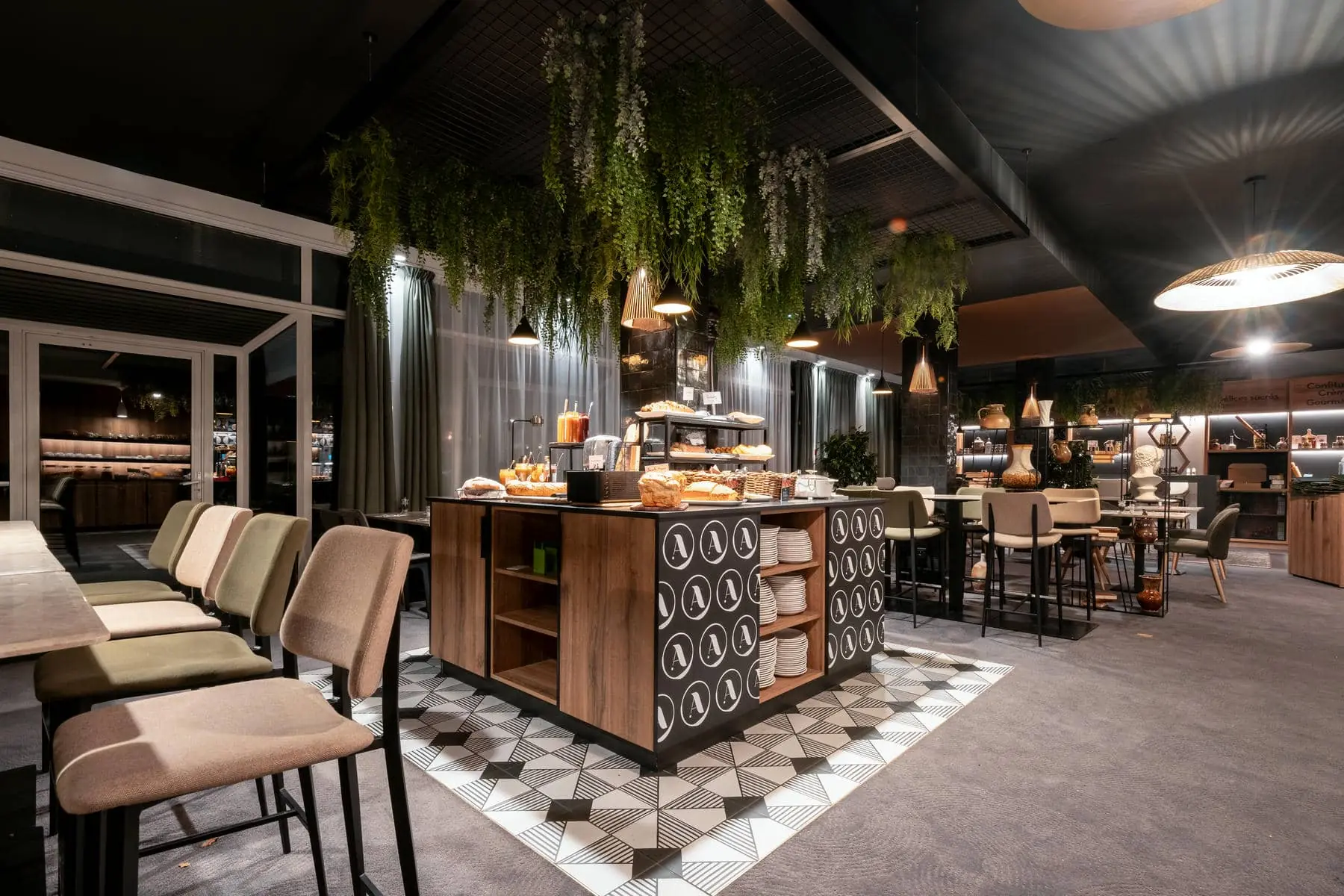 un restaurant avec des tables et des chaises et un étalage de nourriture