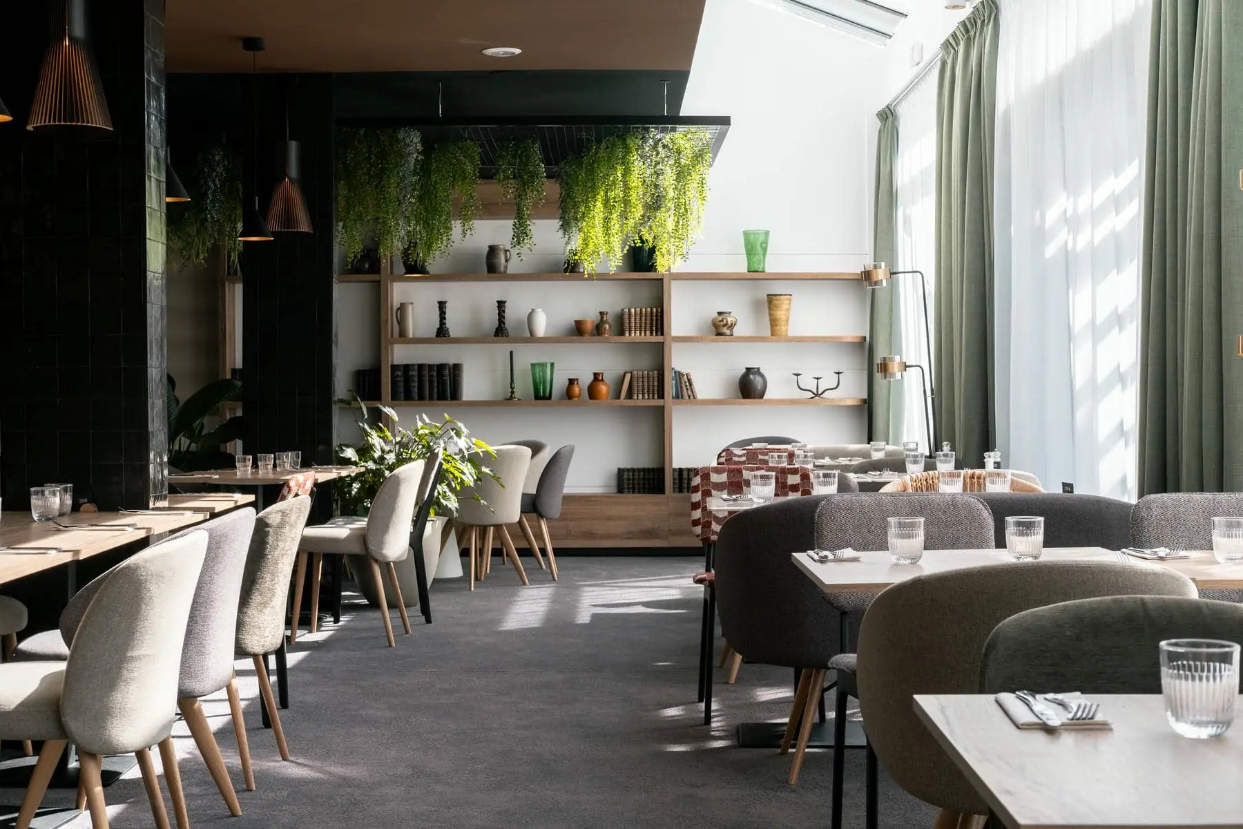 l'intérieur d'un restaurant avec des tables et des chaises