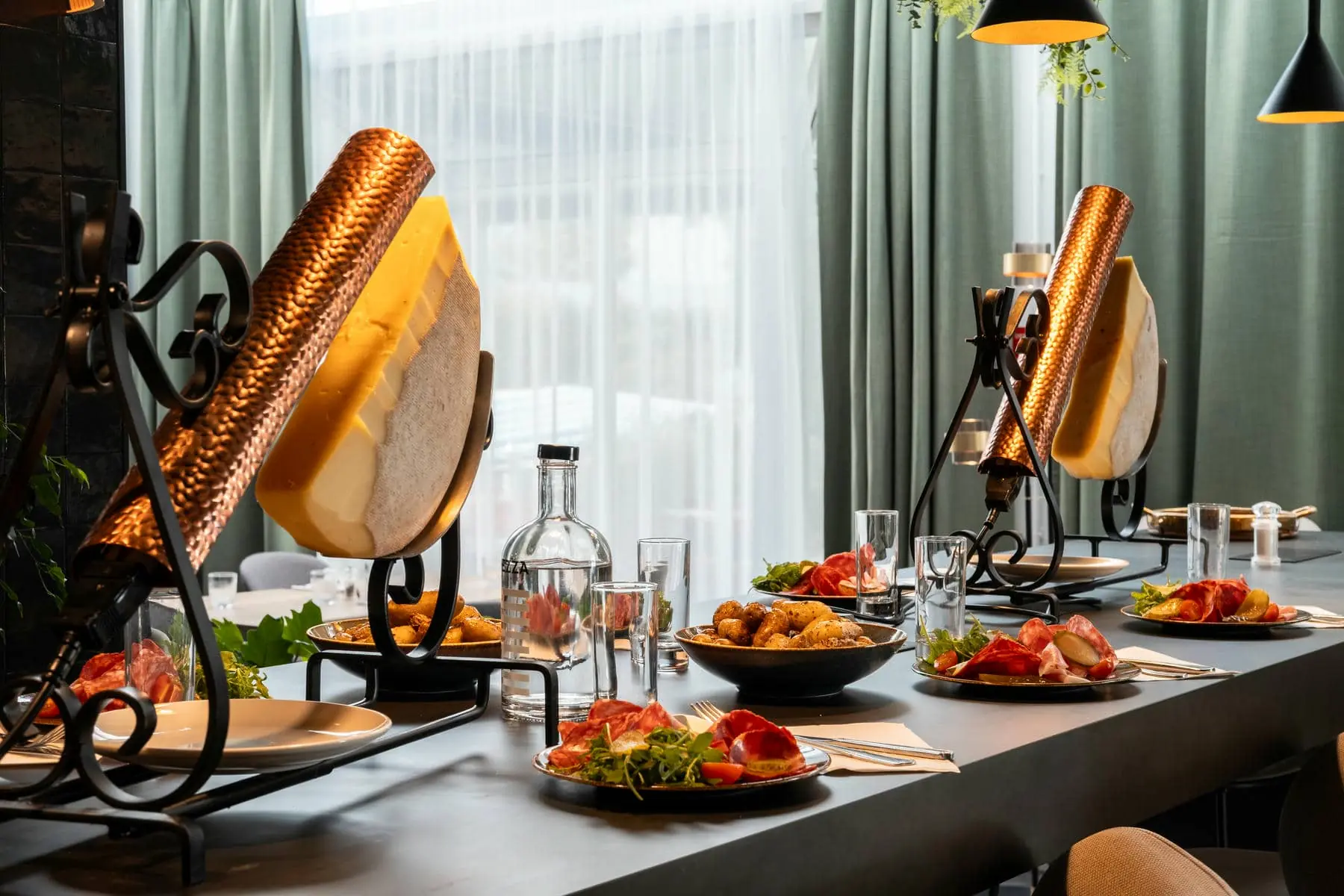 une table avec des assiettes de nourriture et une bouteille d'eau