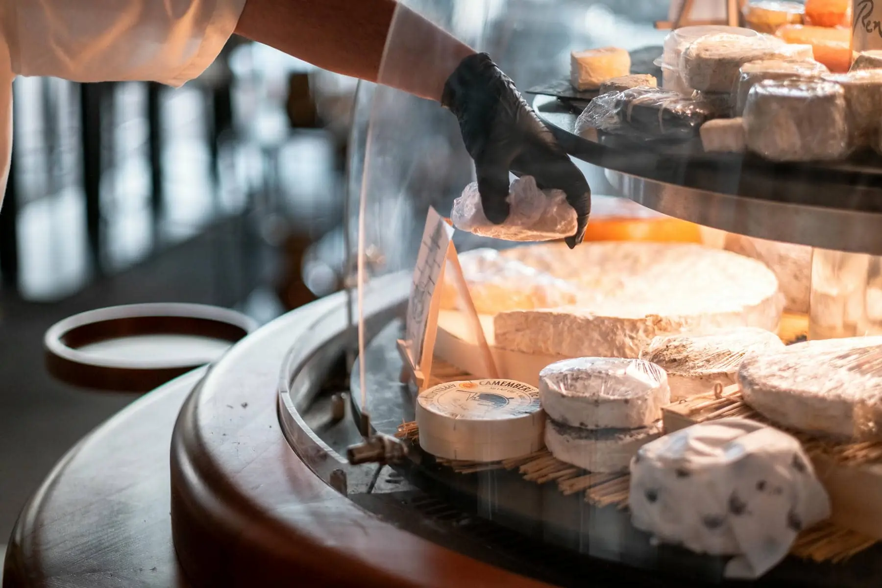 le mot camembert figure sur un morceau de fromage