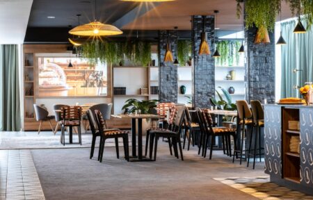 un restaurant avec des tables et des chaises et un panneau indiquant 000