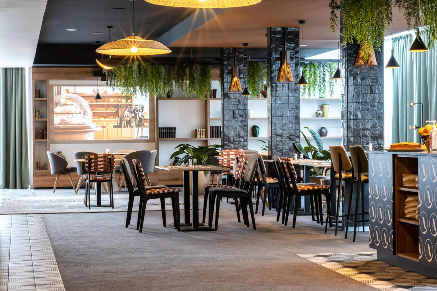 un restaurant avec des tables et des chaises et un panneau indiquant 000