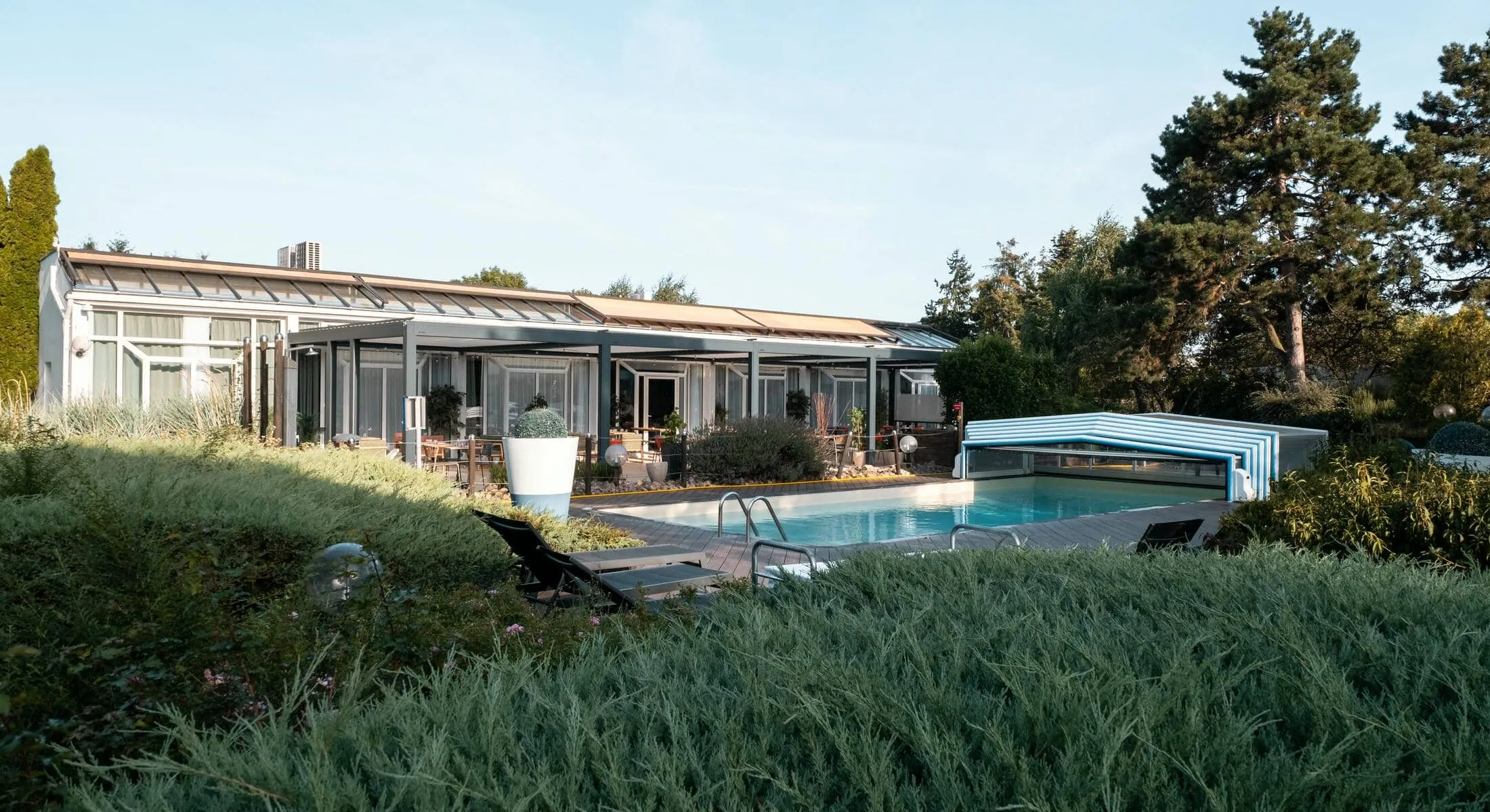 une grande maison avec une piscine devant elle