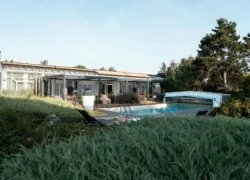 une grande maison avec une piscine devant elle