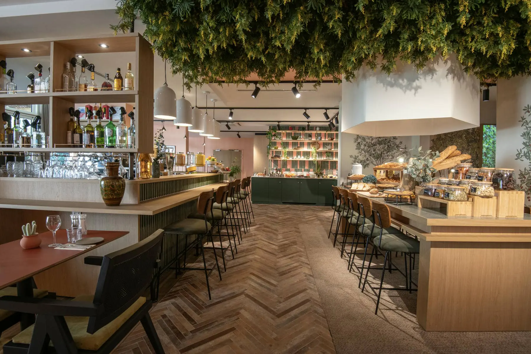 un restaurant avec de nombreuses tables et chaises et un bar