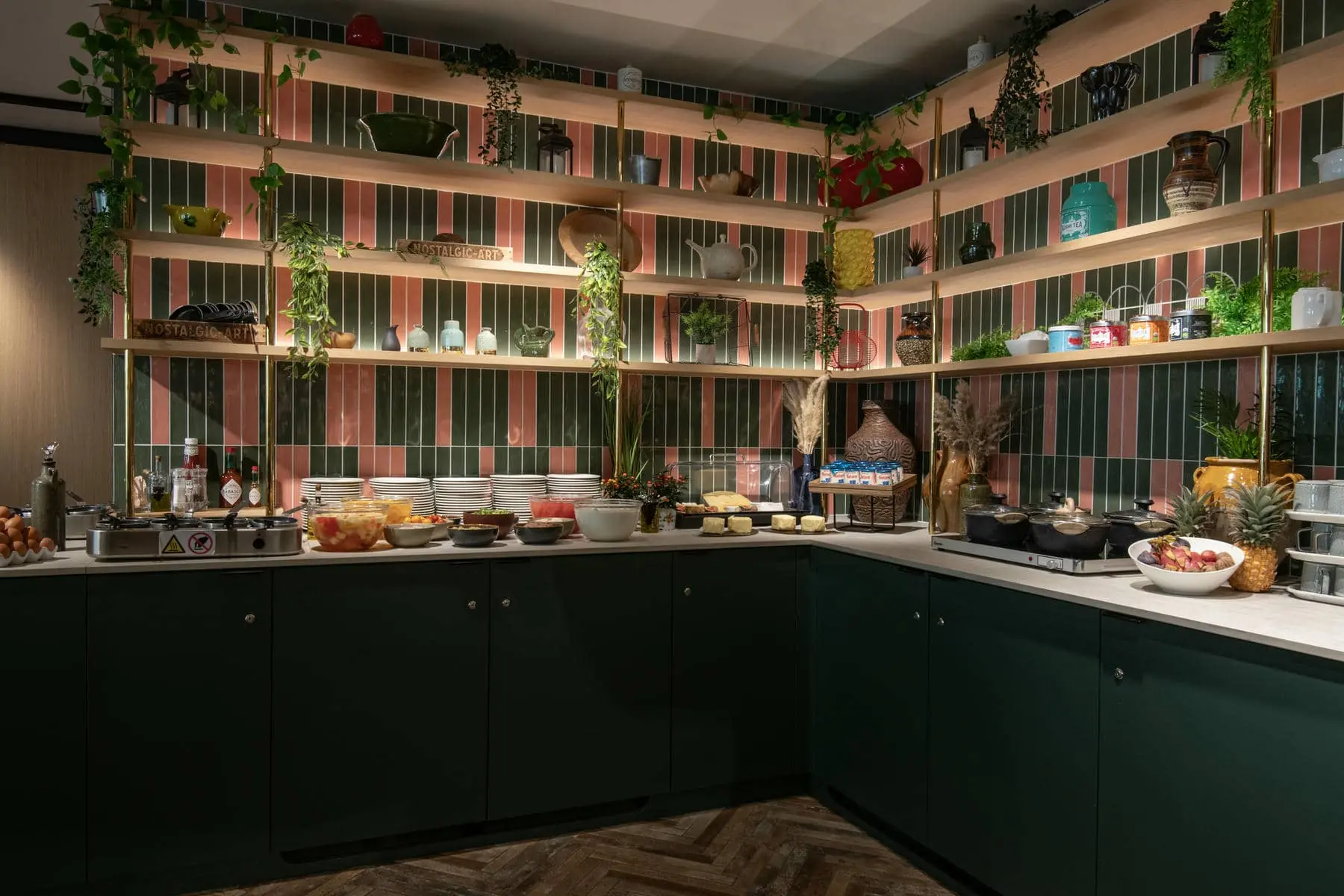 une cuisine avec un panneau portant l'inscription "buffet"