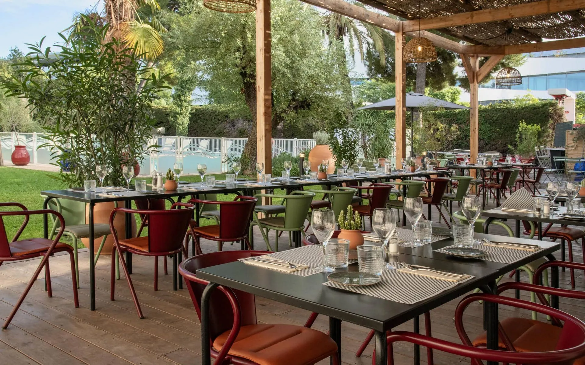 un restaurant avec des tables et des chaises pour un repas