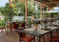 un restaurant avec des tables et des chaises pour un repas
