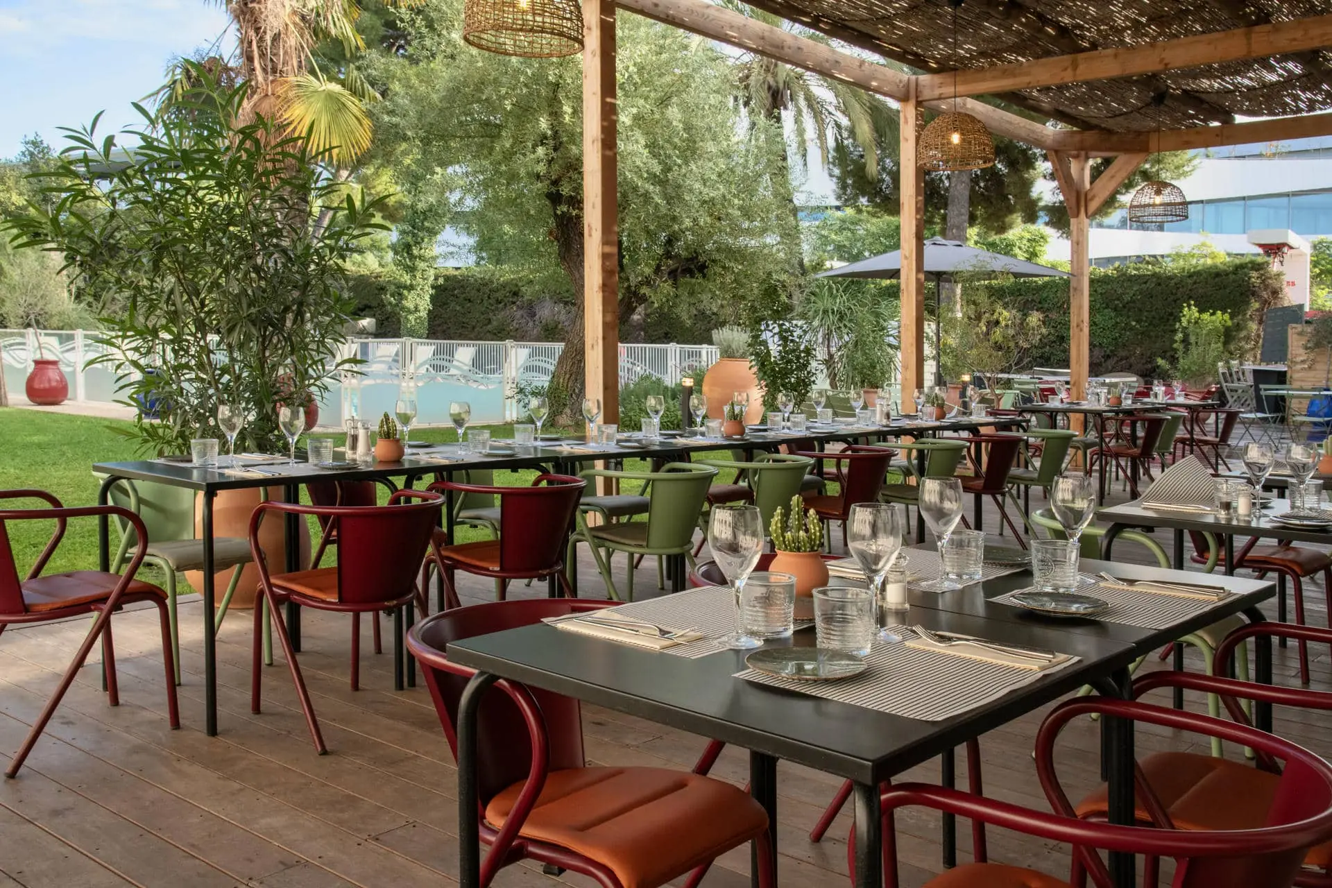 un restaurant avec des tables et des chaises pour un repas