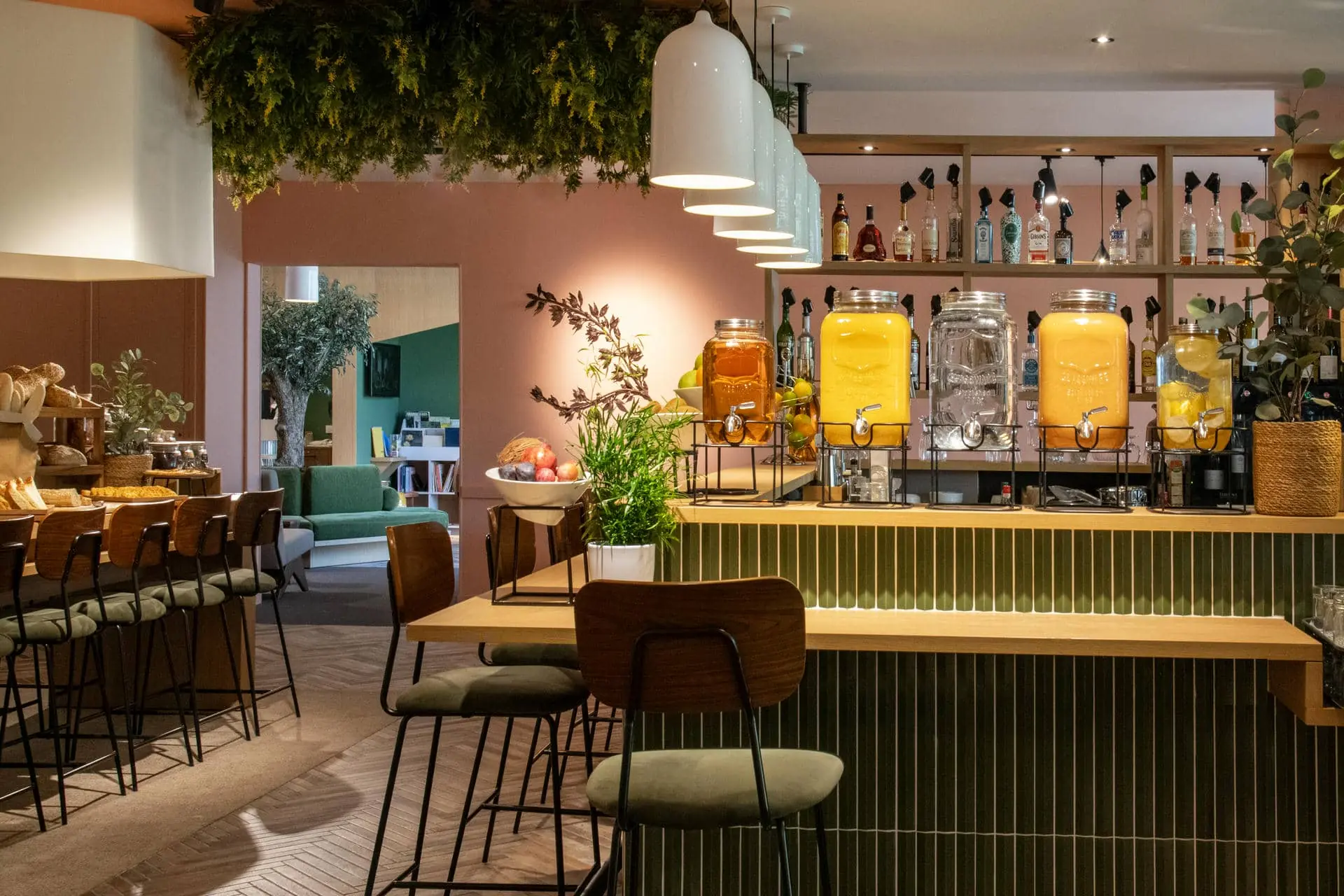 Vue d'un bar à cocktail avec une belle décoration