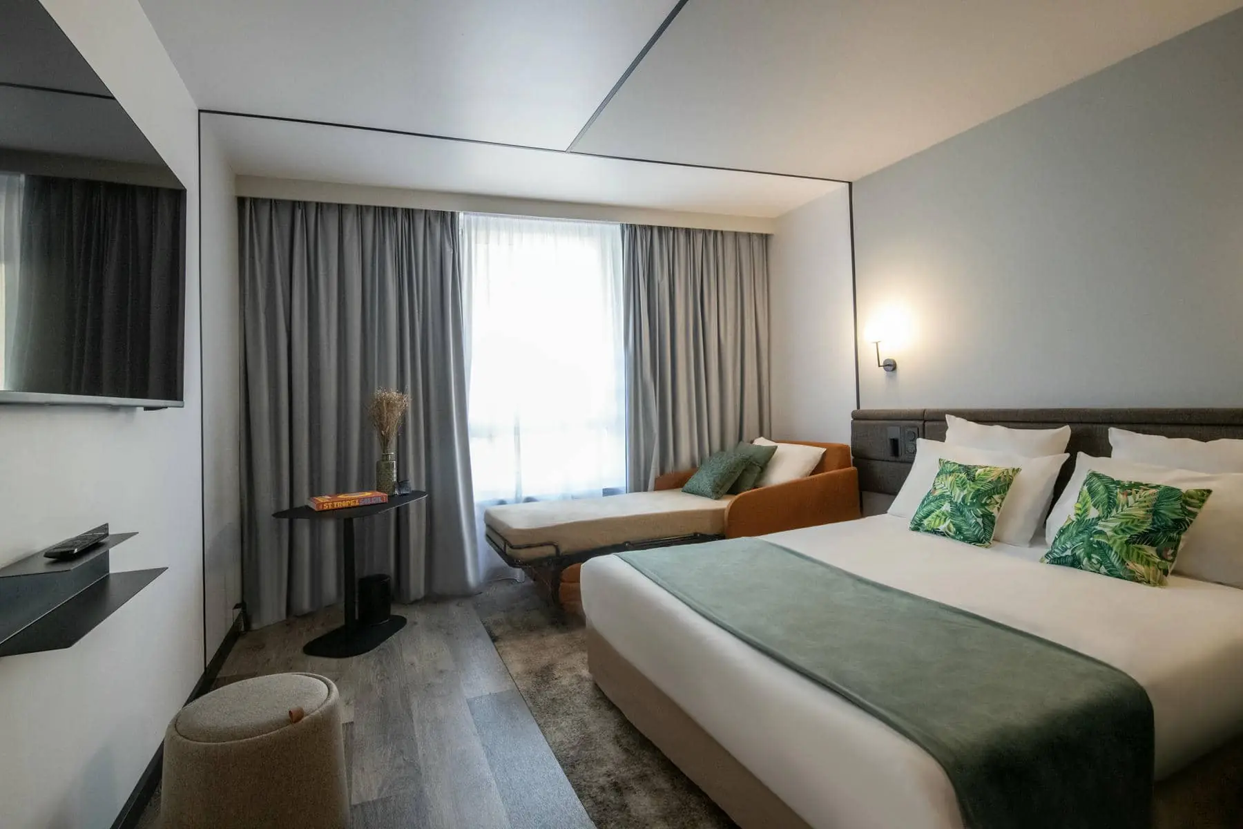 une chambre d'hôtel avec un lit et une chaise