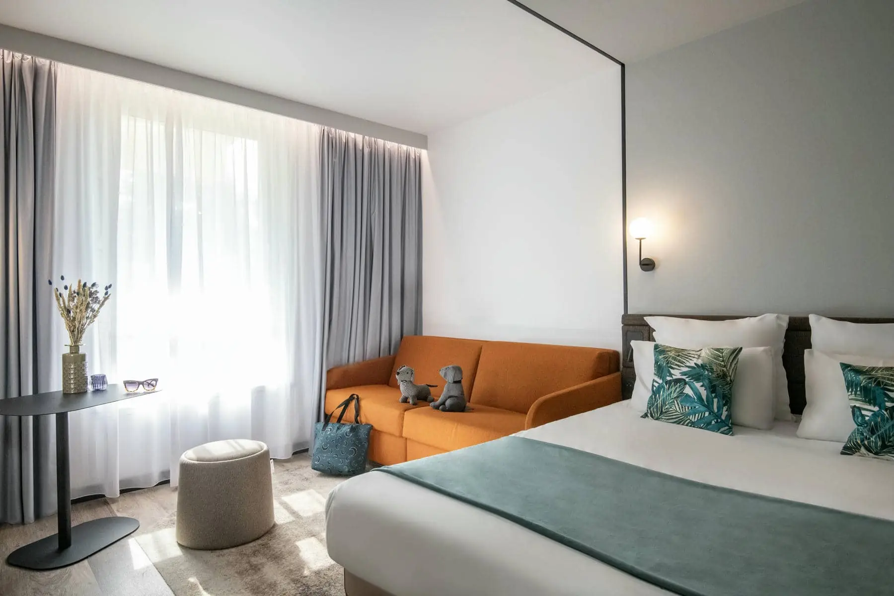 une chambre d'hôtel avec un lit et un canapé