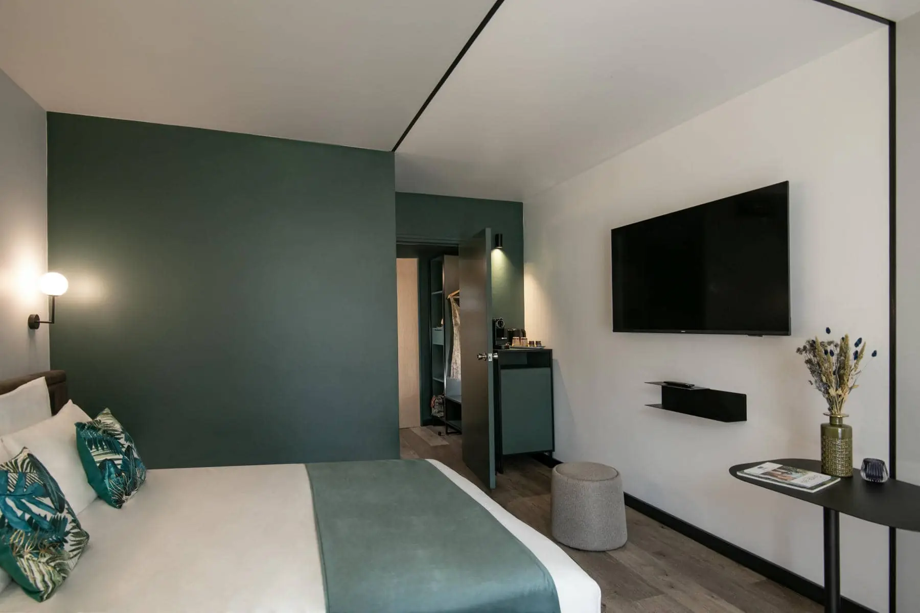 une chambre d'hôtel avec un lit et une télévision à écran plat
