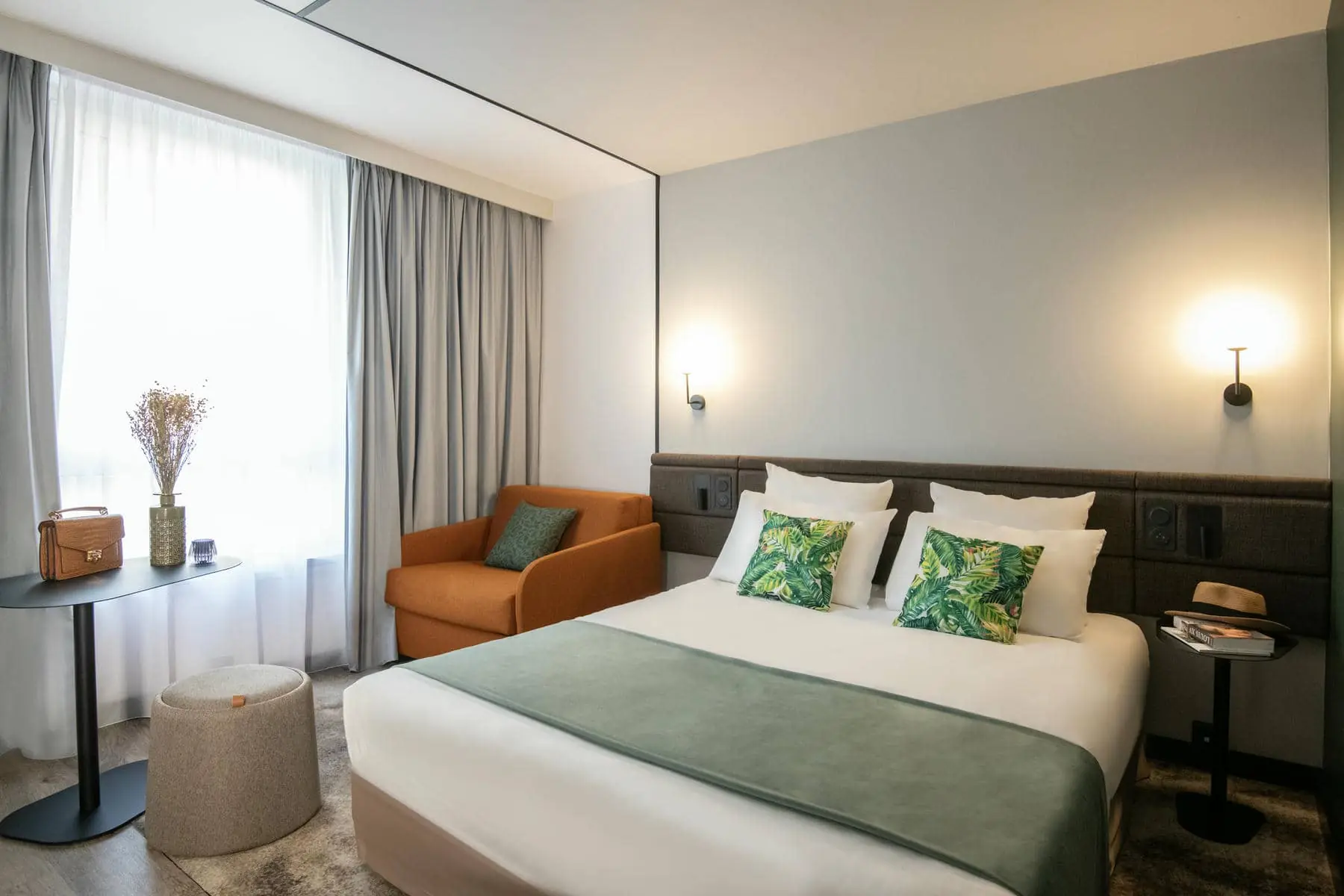 une chambre d'hôtel avec un lit, une chaise et une table