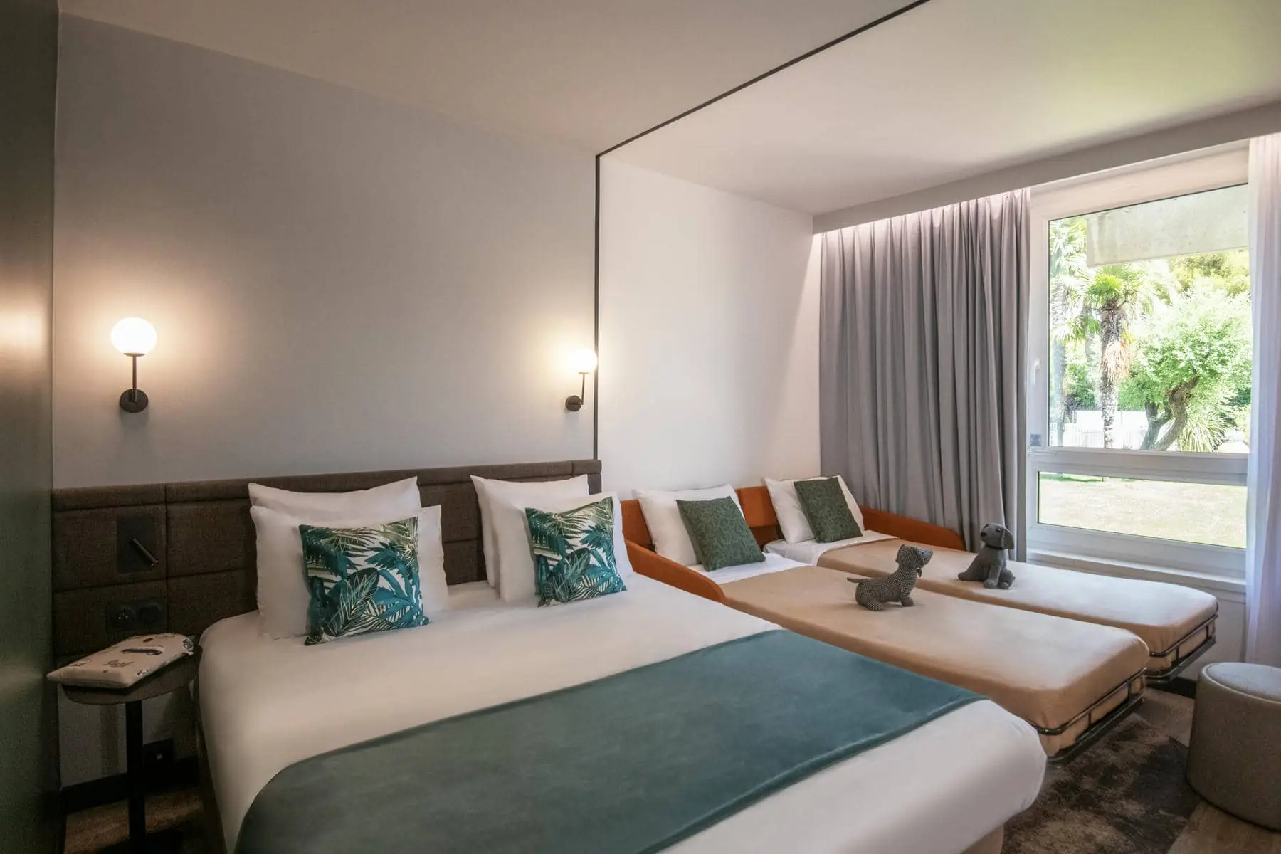 une chambre d'hôtel avec deux lits et un canapé