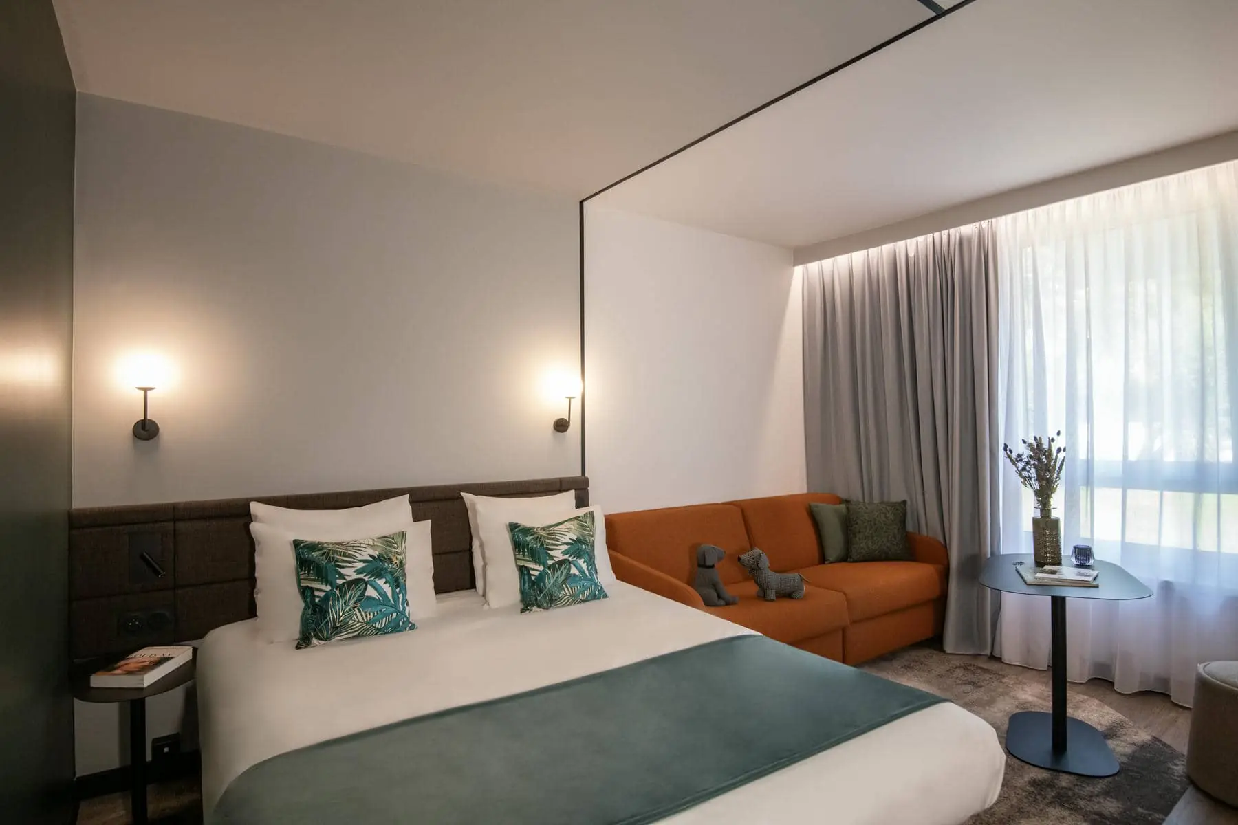 une chambre d'hôtel avec un lit et un canapé